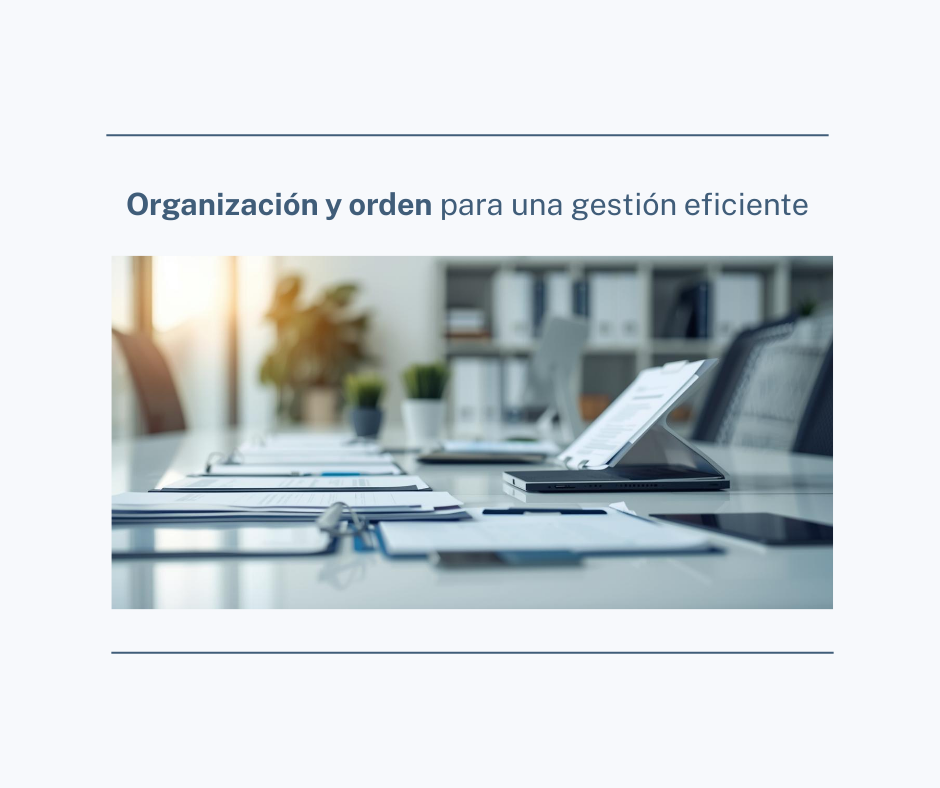 Mesa con equipo de oficina